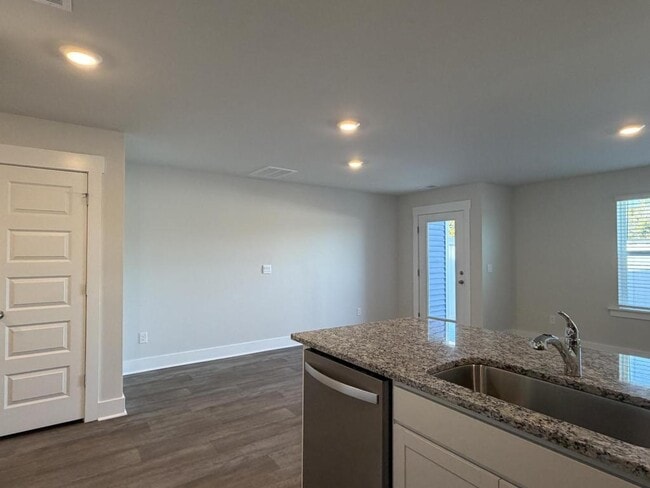 Building Photo - 105 S Grassland Rd