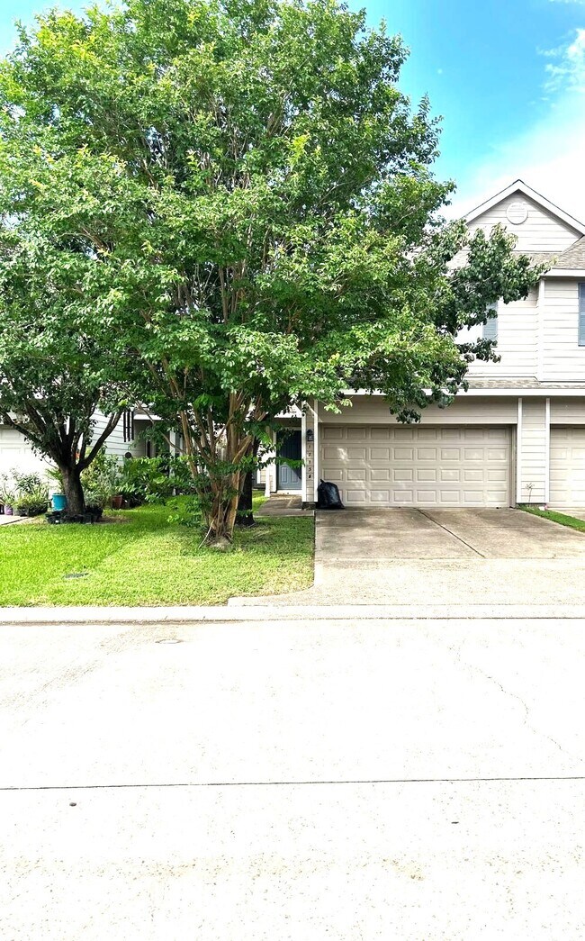 Building Photo - 17138 Oakwood Chase Dr