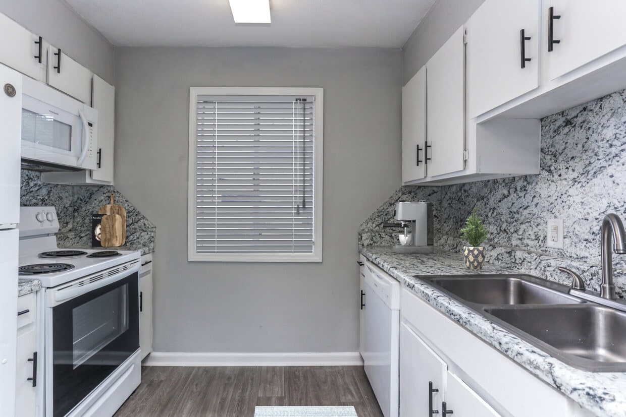 Kitchen - Overlook at Midtown Apartments