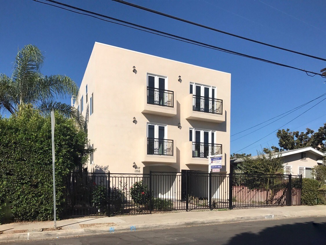 Primary Photo - 1355 Seward St