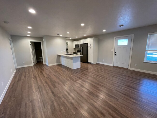 Building Photo - 2912 Sportsmans Dr