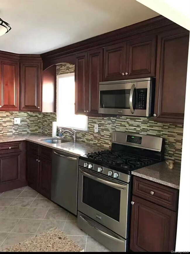 Foto del edificio - 36-30 166th St