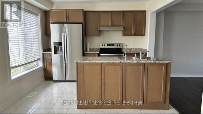 Building Photo - 470-470 Linden Dr