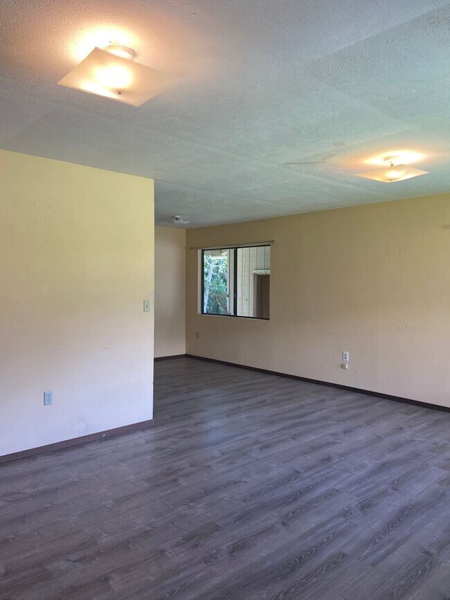 Building Photo - Conveniently Located 3BR/2BA Home in Hilo
