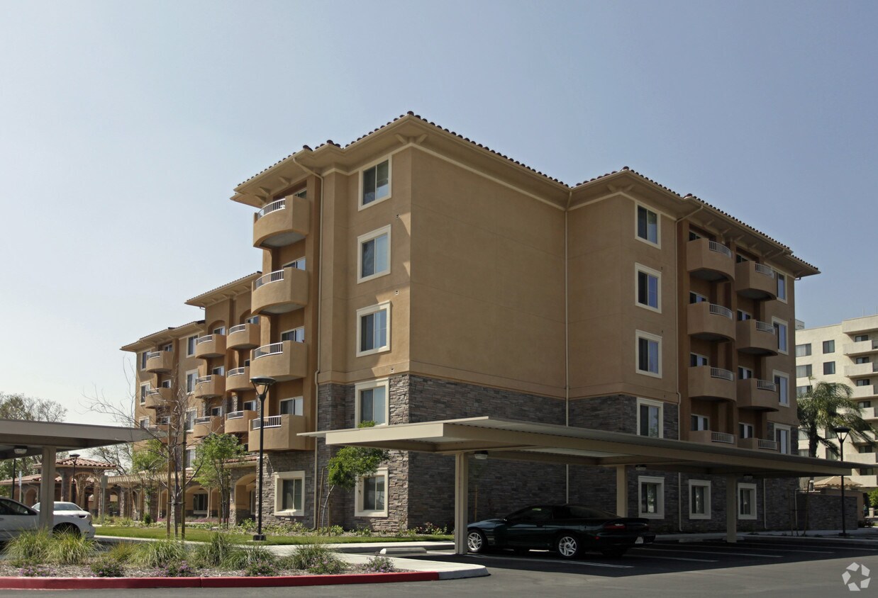Foto del edificio - John Piazza Apartments