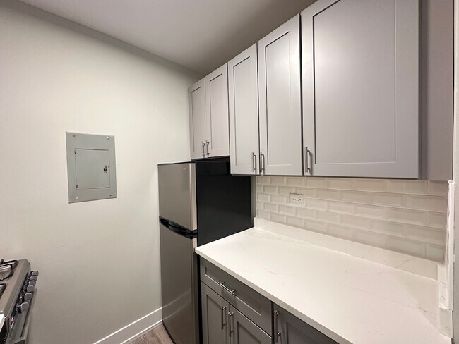 Building Photo - 510 W Belmont Ave