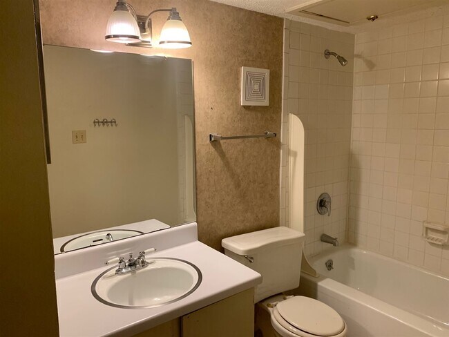 Building Photo - 6761 Meadow Oak Pl