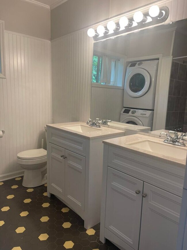 Building Photo - 2939 Yale Ave