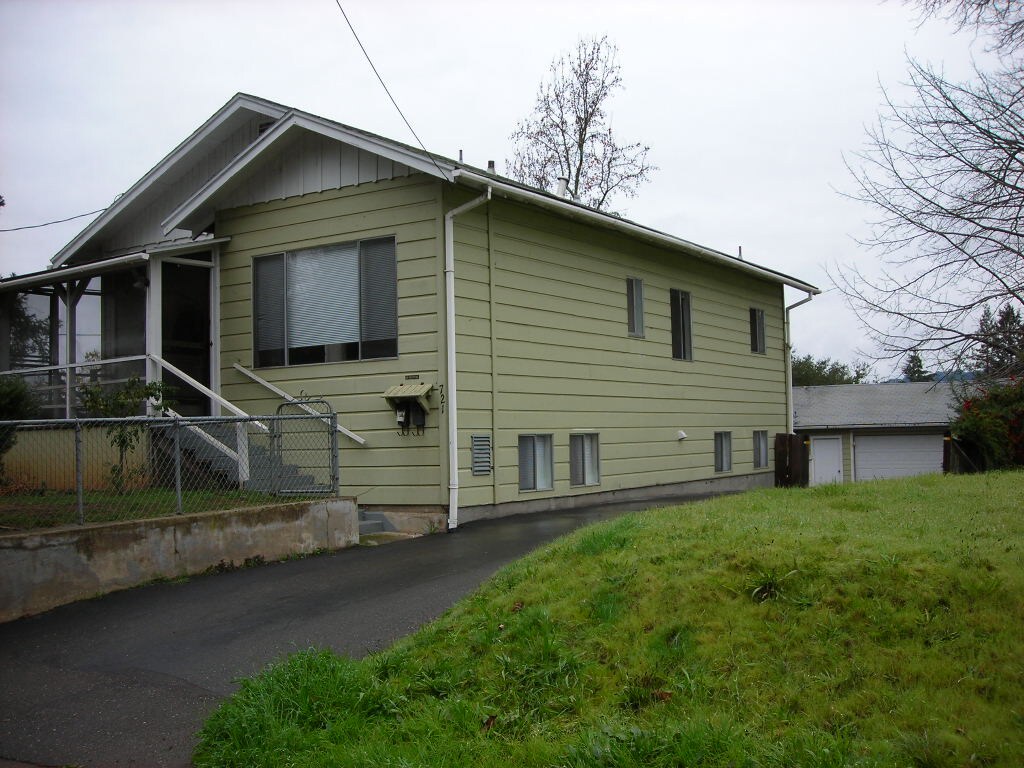 Primary Photo - 721 University St