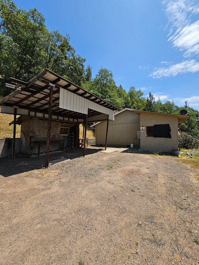Building Photo - Nice Country Home with Mountain Views