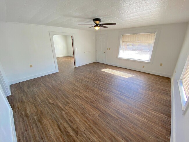 Building Photo - Northeast El Paso 3 bed with LOTS of livin...