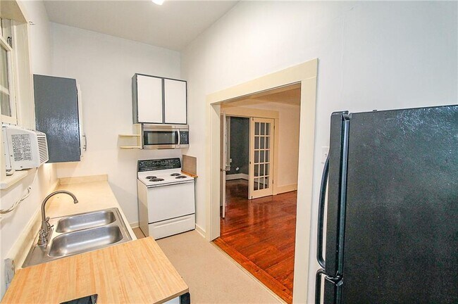 Building Photo - 1300 E Cesar Chavez St