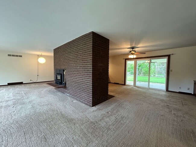 Foto del edificio - Spacious Three Bedroom Home Available Now!