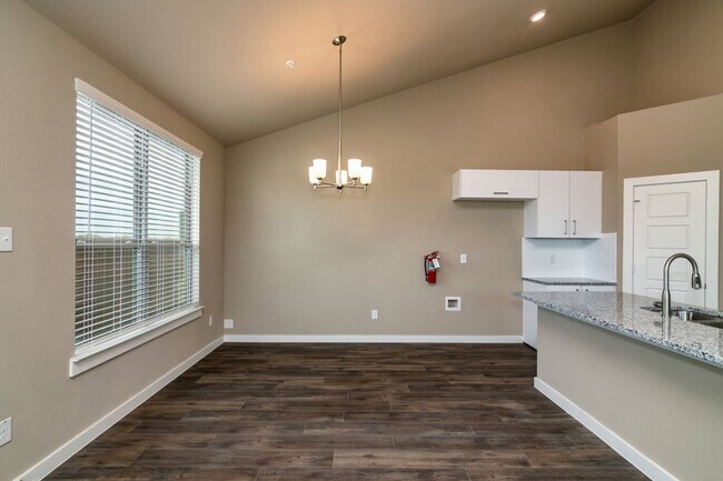 Foto del edificio - AVAILABLE NOW! GORGEOUS 3 BEDROOM FOUR PLEX LOCATED IN MIDLOTHIAN ISD!