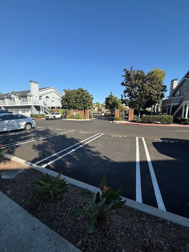 Building Photo - **Charming 1bed 1bath Condo located in the desirable Canyon Villa Community**