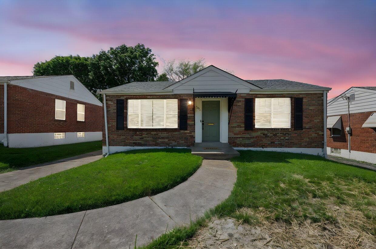 Foto principal - 7821 Morganford Rd