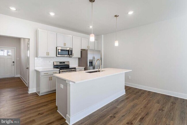 Building Photo - 214 MATILDA