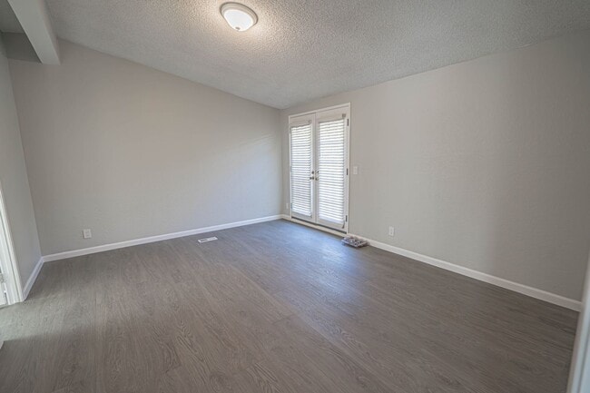 Building Photo - Charming 3-Bedroom Home with Remodeled Kitchen in Castaic!