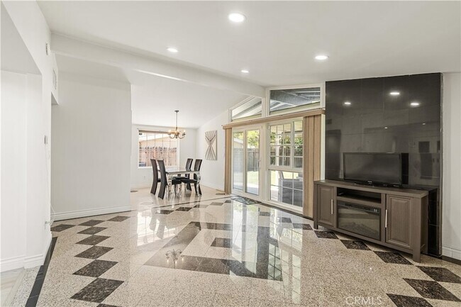 Foto del edificio - 7957 Sale Ave