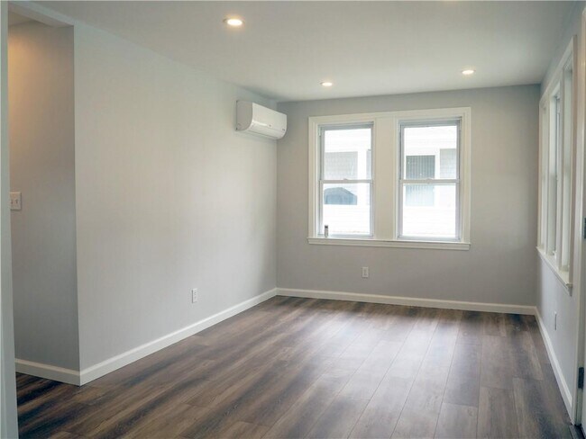 Foto del edificio - 74 Blanding Ave