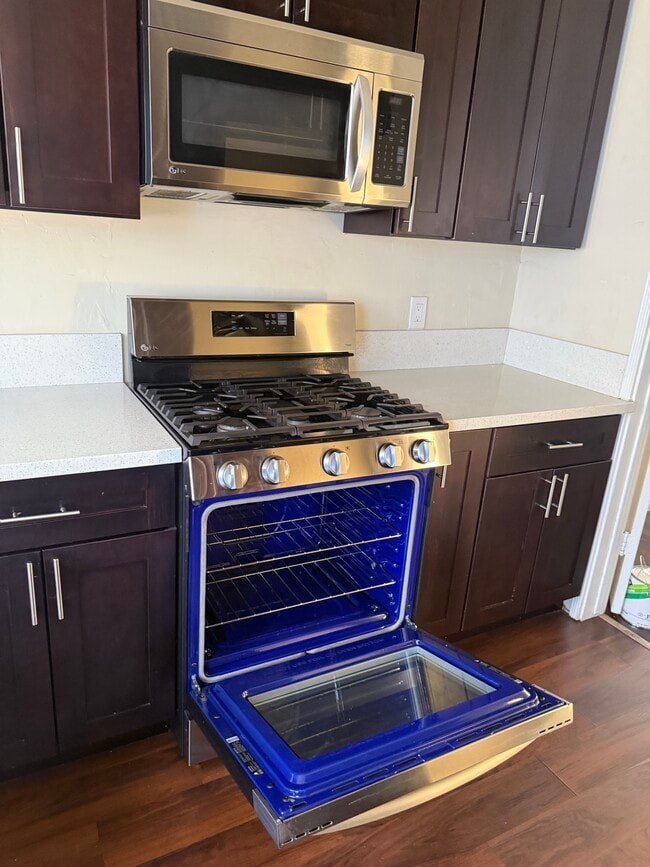 New LG STOVE - 14818 Magnolia Blvd