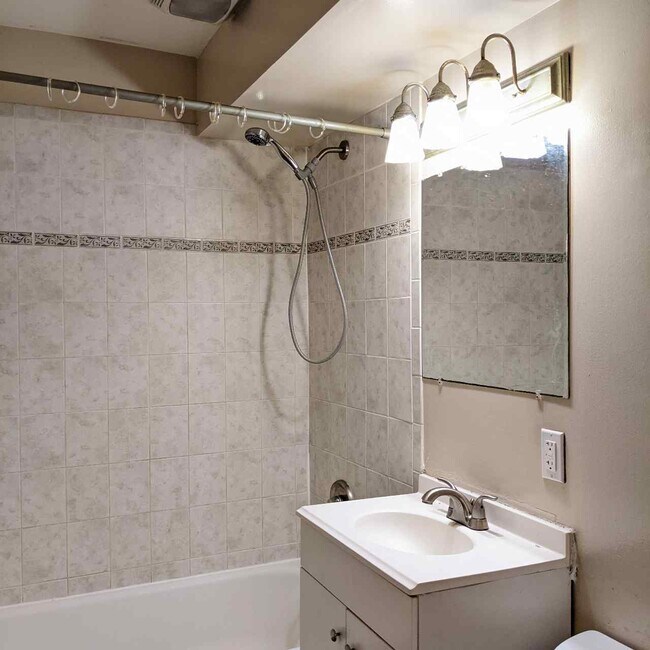 Foto del edificio - 250 W Fuller Ave