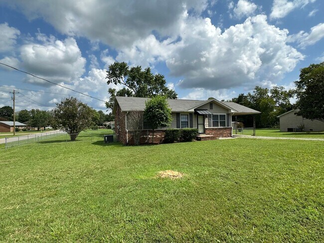 Building Photo - 1392 Suzanne Dr