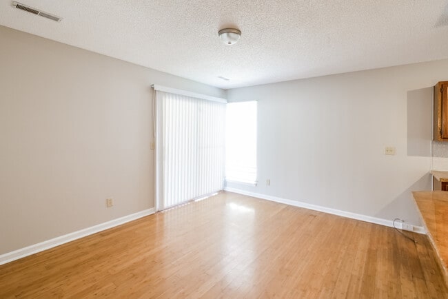 Building Photo - Inviting and Spacious 3 Bedroom Home in Summerville