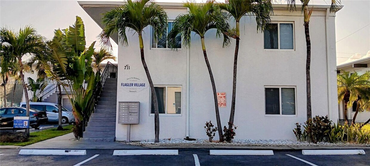 Foto principal - 711 NE 2nd Ave