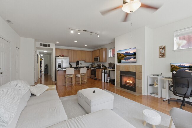 Building Photo - 808 W University Ln