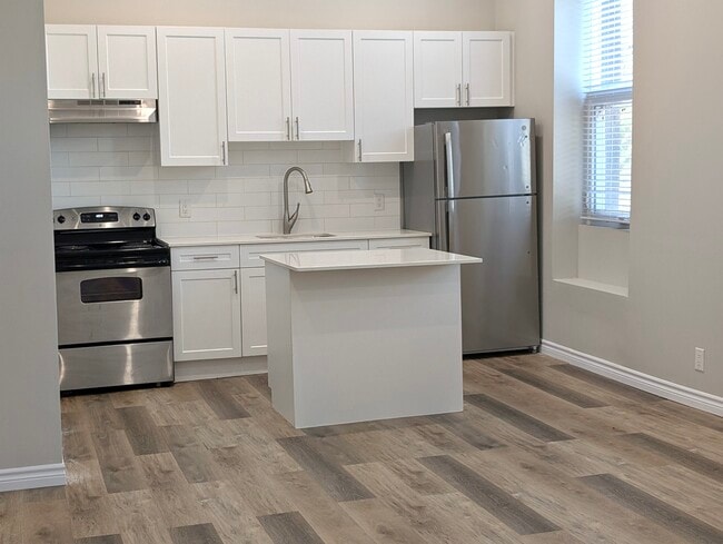 Building Photo - Beautifully Updated Studio Apartment in Downtown Sarnia!