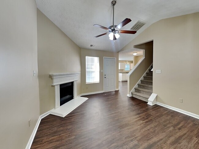 Foto del edificio - RECEIVE HALF OFF!!Beautiful 3 Bedroom home...