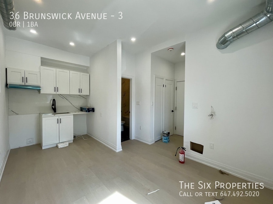 Building Photo - Brand New Bachelor Apartment in the Heart of Downtown