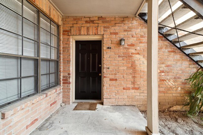 Building Photo - 2255 Braeswood Park Dr