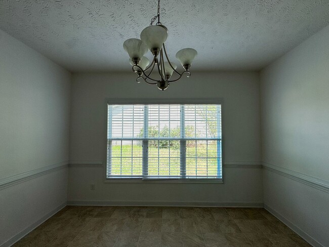 Building Photo - Lovely 4 Bed 2 Bath Home in Westgate