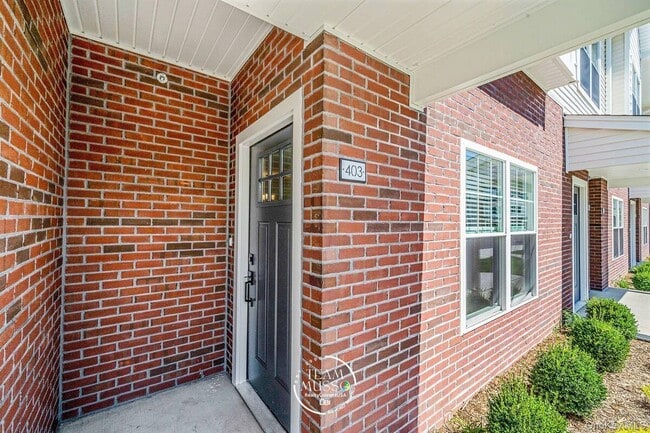 Building Photo - 725 Eastview Dr