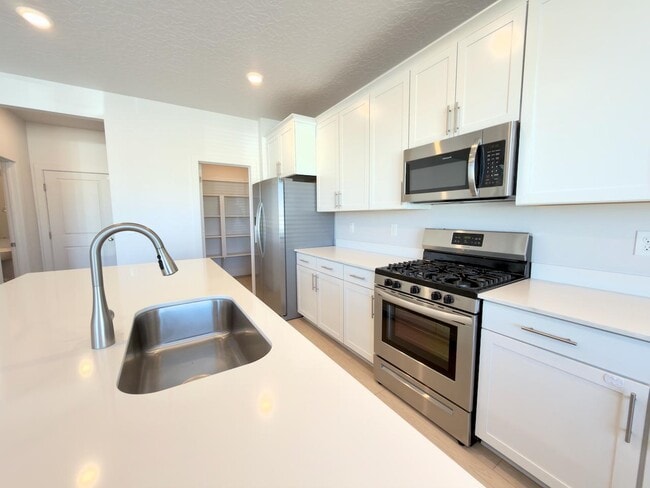 Building Photo - 414 W Snowberry Dr