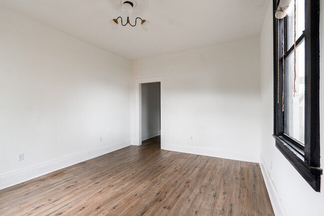 Building Photo - 1732 Allen St