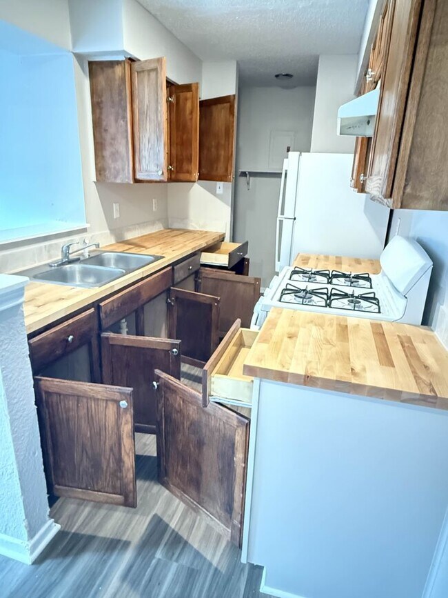 Building Photo - 955_4 Little C-Homes 5, LLC