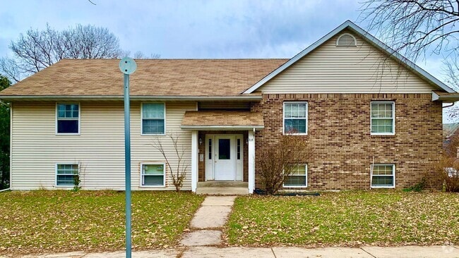 Building Photo - 510 W Newhall Ave