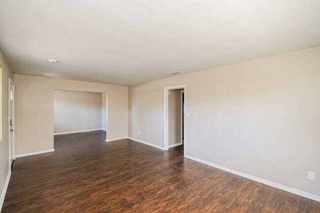 Foto del edificio - 908 Deerwood Cir S