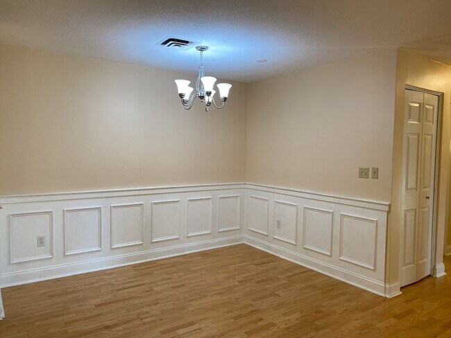 Building Photo - 750 Brookside Dr