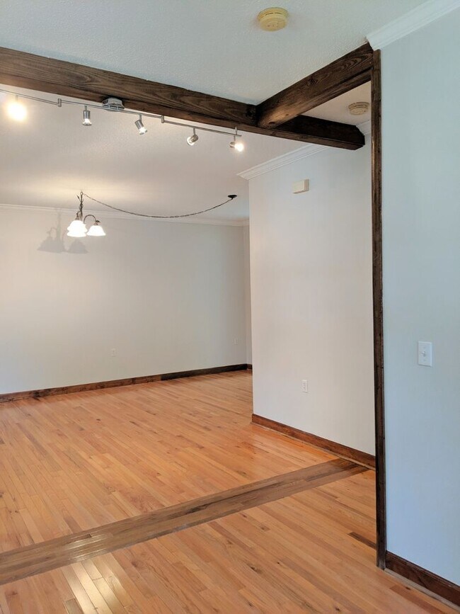 Building Photo - ONE BEDROOM RENTAL! **ALL UTILITES INCLUDED**