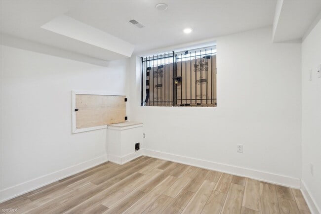 Building Photo - 2 br, 2 bath Duplex - 2430 WATERLOO ST Unit 1