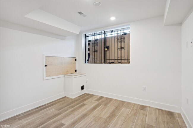 Foto del edificio - 2 br, 2 bath Duplex - 2430 WATERLOO ST Unit A