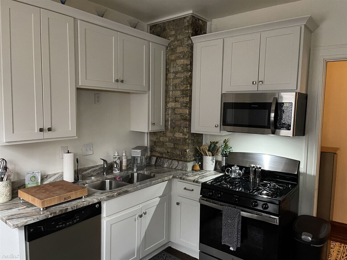 Foto principal - 3 br, 1 bath House - 2830 N Frederick Ave ...