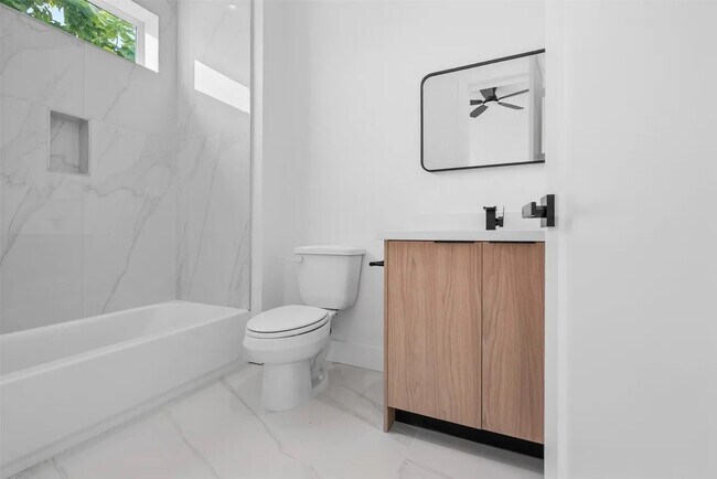 Building Photo - 3405 Hutchins St