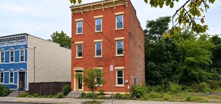 Building Photo - 44 Alexander St
