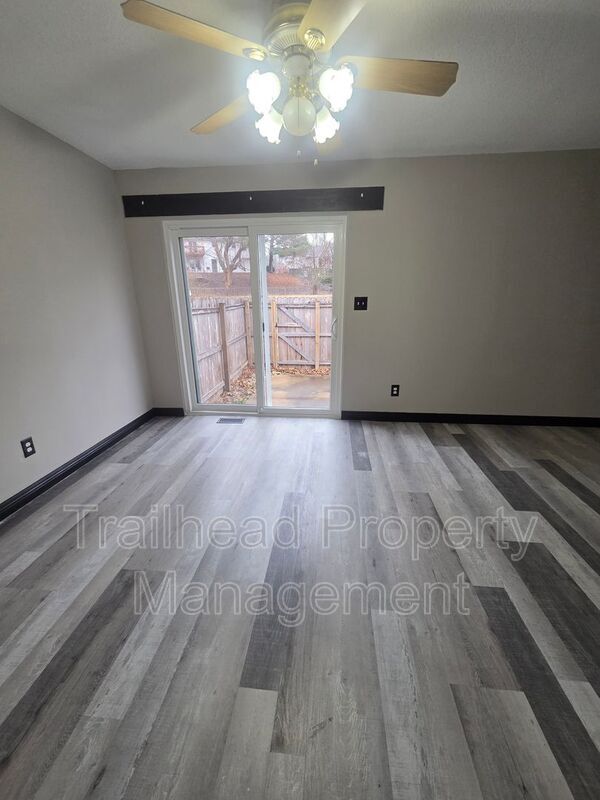 Building Photo - 3731 NE Colonial Dr