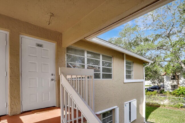 Building Photo - 832 Twin Lakes Dr